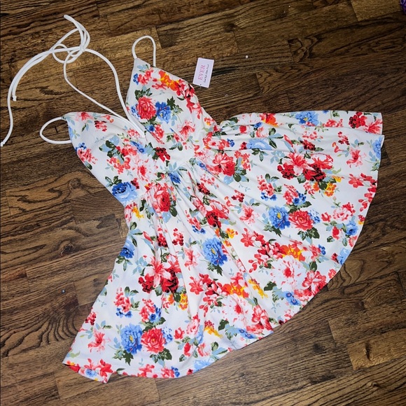 Trac Dresses & Skirts - NWT Plunge Front Floral Print Dress by Trac